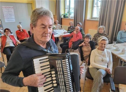 Mindestens einmal im Monat tritt Klaus Jakubik in der Seniorenbegegnungsstätte auf. Foto Gerner