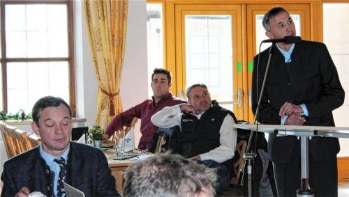 Mit Spannung verfolgen Markus Dinzenhofer (links), Vorsitzender der VZG, und weitere Vorstandsmitglieder die Ausführungen von Amtstierarzt Dr. vet. Ernst Andiel zum Thema Blauzungenkrankheit bei Schafen und Rindern.Foto Strim