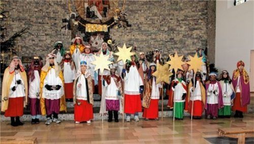 Mit völlig neuen und großen Sternen wanderten Bad Feilnbachs Sternsinger von Haus zu Haus. Foto  Strim