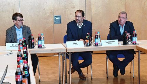 Nach der Bezirksversammlung Oberbayern des Bayerischen Städtetags gaben Rosenheims Oberbürgermeister Andreas März (Mitte), Neuöttings Bürgermeister Peter Haugeneder (rechts) und Dr. Achim Sing vom Bayerischen Städtetag Einblick in die finanzielle Situation der Kommunen. Foto Schlecker