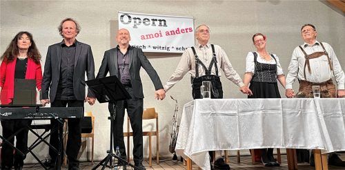 Nahmen den verdienten Applaus entgegen: das Trio Tonale mit Gerlinde Hofmann (Bass), Ernst Hofmann (E-Piano) und Stefan Schrag (Saxofon) mit den drei Vorlesern Max Dietrich, Brigitte Oberkandler und Hans Küsters.Foto Janeczka