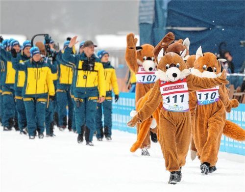Noch einmal richtig gefordert: Die „Beppos“, die Maskottchen des Ruhpoldinger Weltcups, und das Personal am Schießstand beim Einmarsch in die Arena.Foto Hans Weitz