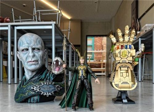 Nur einige der Exponate, die morgen auf dem Flohmarkt verkauft werden. Foto VKR