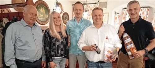 Obermeister Josef Berghammer (von links), Vorstandsmitglied Sabine Grünleitner, stellvertretender Obermeister Florian Stirner sowie die Referenten Andreas Winter und Matthias Eckart. Foto maier