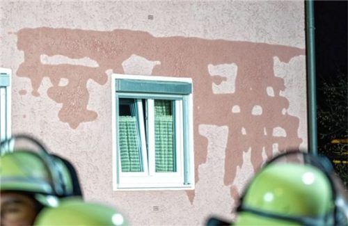 Öl in den Wänden und in den Böden: An der Fassade des Hauses zeichneten sich feuchte Stellen ab.