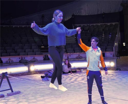 OVB-Reporterin Patricia Huber versuchte selbst, so weit wie möglich über das Drahtseil zu balancieren. Foto Huber