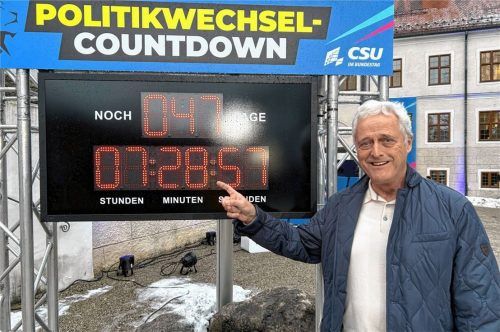 Peter Ramsauer vor der Countdown-Uhr, die am Eingang zum Kloster aufgestellt wurde. Am Tag des Interviews waren es noch 48 Tage bis zur Bundestagswahl 2025. Ramsauer sagt: „Die Wahl ist noch lange nicht gewonnen.“Foto Kas