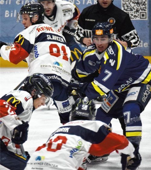 Philipp Lode (rechts) und die Löwen beendeten die Vorrunde mit einer Niederlage. Jetzt wartet im Viertelfinale der TEV Miesbach. Foto Paolo Del Grosso