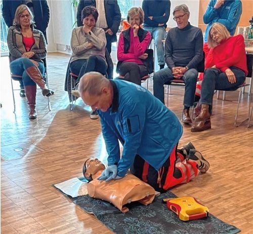 Reanimation in Eggstätt: First Responder Christian Glaser zeigt, wie man eine Herz-Lungen-Wiederbelebung richtig ausführt. Foto Kirchner