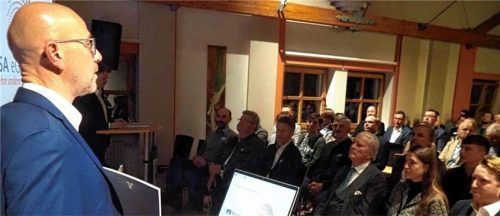 RSA-Vorstand Alfred Pongratz stellte den rund 100 Besuchern beim Neujahrsempfang in Soyen die aktuellen Zahlen des Bankhauses vor. Foto Weithofer