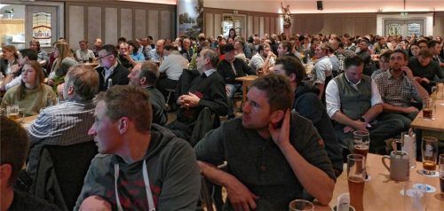 Rund 200 Milcherzeuger waren zur Winterversammlung gekommen, um sich über aktuelle Entwicklungen zu informieren. Fotos Schubert