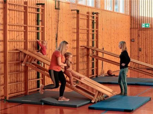 Rutschn-Schräge: Schon im frühen Kindesalter erlernen die Kinder mit der Mama die ersten sportlichen Aktivitäten.