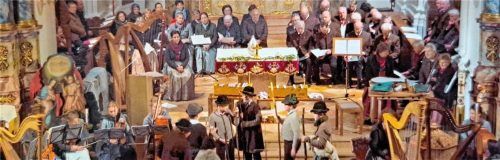 Sänger, Musikanten und Hirtenkinder gestalteten das Auer Adventssingen. Foto MGV Liederkranz Au