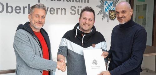 Sagten Dankeschön: Mario Benkert, Leiter des Kommissariats Eigentumsdelikte (links), und und der stellvertretende Kripo-Leiter Karl Heinz Pauler (rechts) mit Hinweisgeber Dominik Hiehler. Foto re
