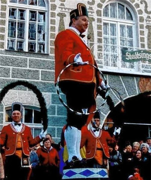 Schäfflermeister Peter Kloo – sonst Bürgermeister von Kolbermoor – in einer der zurückliegenden Tanzsaisonen.Foto re