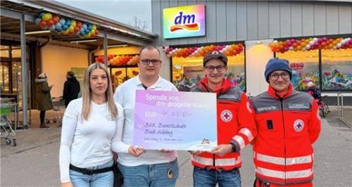 Scheckübergabe vor dem dm-Markt in Bad Aibling: (von links) Selina Dangl (stellvertretende Marktverantwortliche), Patrick Irlesberger (Marktverantwortlicher), Matthias Brielmeier (Bereitschaftsleiter BRK Bad Aibling), Stefan Nagele (Bereitschaftsmitglied BRK Bad Aibling).