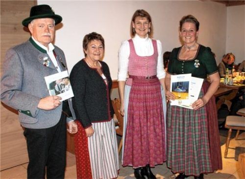 Schmuck und Haare gehören zur Tracht eines Dirndls und einer Schalkfrau, appellieren (von links) „Lerl Wast“ Sebastian Gasteiger, Friseurin Gitti Harraßer, Goldschmiedemeisterin Elisabeth Gasteiger und Gautrachtenpflegerin Irmi Impler. Foto Strim