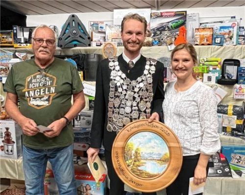 Schützenkönig Mathias Berger (Mitte) mit Vizekönigin Zehner, Marlene Eisener, und dem Drittplatzierten Rudi Seiss.