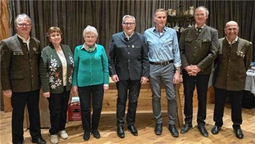 Schützenmeister Martin Maier (links) und Zweiter Schützenmeister Christian Heimgartner (rechts) mit den Geehrten: (von links) Agnes Eisner, Maria Brandl, Bernhard Seidl, Georg Pritzl und Christian Schwaiger. Foto Re