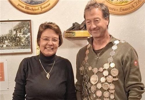 Schützenmeisterin Yvonne Hirzinger gratulierte dem neuen Schützenkönig Klaus Angerer.Foto Fröhler