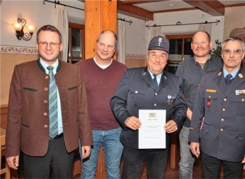 Seit 40 Jahren im aktiven Dienst: Bürgermeister Stephan Schlier und Zweiter Vorsitzender Alois Waldleitner ehren Andreas Stockinger im Beisein von Kommandant Stephan Schlosser und Kreisbrandmeister Josef Kirner (von links) Foto hadersbeck