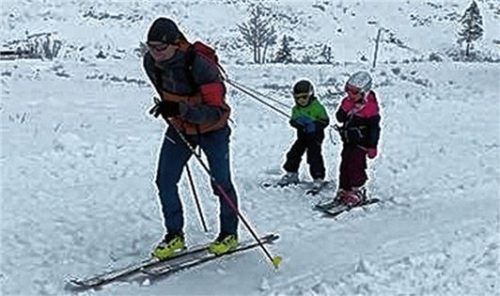 Sepp Rottmoser mit Tochter Antonia und Sohn Seppi im Schlepptau am Sudelfeld.Foto Petra Rapp