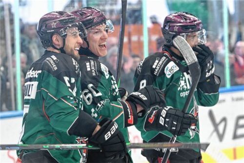 Shane Hanna (Mitte) hat gut lachen: Im letzten Duell mit Freiburg erzielte der Kanadier den Siegtreffer. Nun kämpfen beide Teams mit Verletzungsproblemen.Foto Ziegler