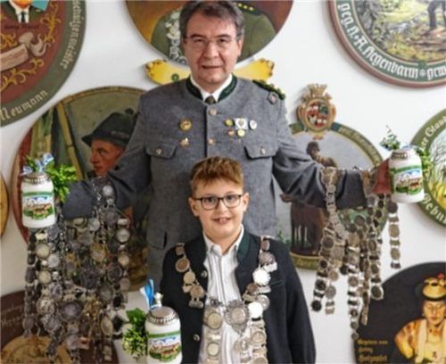 Sie hatten die ruhigste Hand: die beiden Schützenkönige der FSG Aschau, Schützenmeister Franz Kiesmüller und Lorenz Gawlik. Foto re
