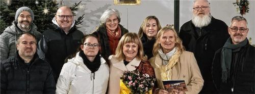 Sie sorgten für eine beeindruckende Veranstaltung: (hinten, von links) Werner Hofmann, Klaus Lerch, Angelika Hengl, Rita Sandig, Karl-Friedrich Wackerbarth und (vorn, von links) Bernd Fischer (Saxofon), Barbara Wolf (Lichtprojektion) Conny Pfau (Gesang und Sprache), Anette Steinacker-Holst (Künstlerin) und Marcus Prügel (E-Piano).Foto ACK Chiemsee