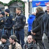 Spontaner Sitzstreik vor AfD-Stand ruft Polizei auf den Plan