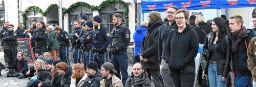 Sitzstreik am Max-Josefs-Platz: Rund 50 Leute protestieren vor einem AfD-Infostand. Foto Schlecker