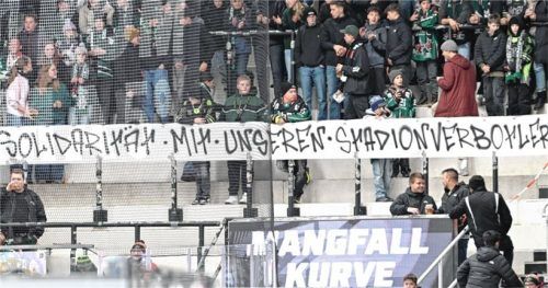 So leer ist die Mangfallkurve selten: Die „Szene Rosenheim“ verließ zu Spielbeginn das Stadion. Es war ein Protest gegen Stadionverbote, die nach dem Derby in Landshut am 28. Dezember verhängt wurden.Fotos Hans-Jürgen Ziegler