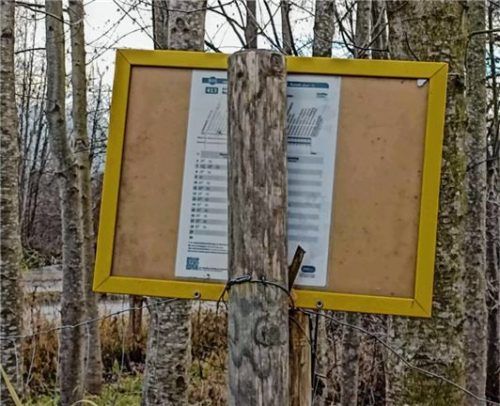 So sieht die Fahrgastinformation an der neuen Bushaltestelle am Happinger Ausee aus. Foto re