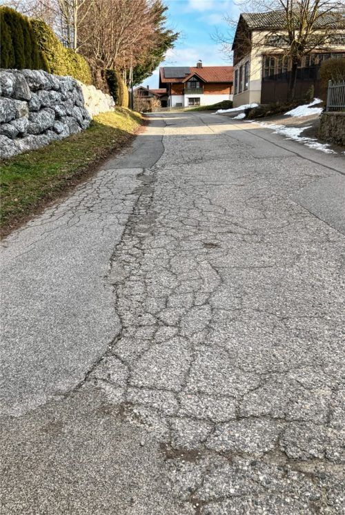 Soll gesondert behandelt werden: Die Vogtareuther Straße in Zaisering, die sich nach einhelliger Meinung des Gemeinderats in einem schlechten Zustand befindet. Foto Böck