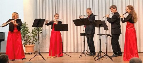 Sorgten für einen fast ausverkauften Saal: Das Ensemble Ladon mit (von links) Ekaterina Volkmer (Altflöte), Alice Guinet (Bassflöte), Jörg-Oliver Werner (Flöte), Tillmann Ens (Flöte und Moderation) und Raphaelle Zaneboni (Flöte und Arrangements). Foto prokop