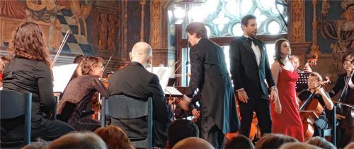 Souverän führte Dirigent Manfred Müssauer (Mitte) durch das Konzert. Solisten waren (rechts neben ihm) Bariton Ivan Naumovski und Sopranistin Catalina Paz.Foto füchtner