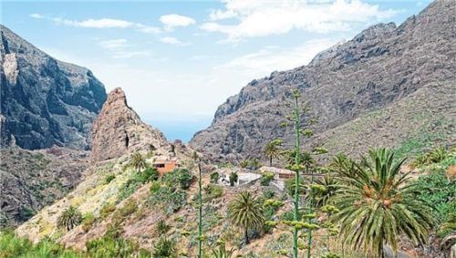 Spektakulär: El Hierro (rechts unten), Lanzarote (rechts) und Teneriffa (großes Foto) sind komplett unterschiedlich. Fotos Tourismo de Islas Canarias, Imago/Cover-I./Pond5Images