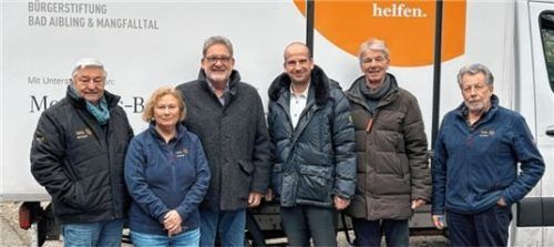 Spende für den Kühltransporter: (von links) Helmut Preuss, Karla Hoffmeister, Holger Baumgartner, Gregor Ries, Felix Schwaller und Dr. Stefan Stöckel. Foto re