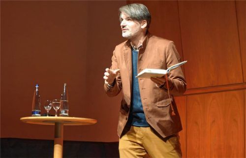 Spielte die Texte mehr, als dass er sie vorlas: Saša Stanišic auf der Bühne des Kursaals.Foto füchtner