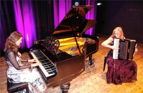 Spielten auch sehr gegensätzliche Stücke: Die beiden Künstlerinnen Anna Heller (links) und Jutta Winter bei ihrem Konzert im Kulturbahnhof. Foto JAENSCH