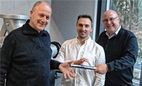 Stabübergabe: (von links) Wolfgang Schmitz und Alexander Hammer leiten seit dem Jahreswechsel das Unternehmen. Jörg Bornemann ging in den Ruhestand.Foto re