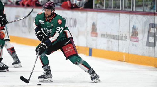 Starbulls-Stürmer Mike Glemser prallte beim Spiel in Riessersee mit dem Kopf in die Bande. Foto Ziegler