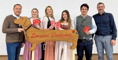 Stolz auf ein neues touristisches Angebot zum Thema „Hundeurlaub“ sind (von links) Herbert Reiter, Leiter der Tourist-Info Aschau, die Auszubildenden Anna Lampersberger (Tourist-Info Aschau), Sissy Zirlik (Tourist-Information Bad Tölz), Josephine Benoist (ADAC), Christian Wauer (Achental Tourismus) und Thomas Öllinger, Abteilungsleiter des Beruflichen Schulzentrums Berchtesgadener Land. Foto  Re