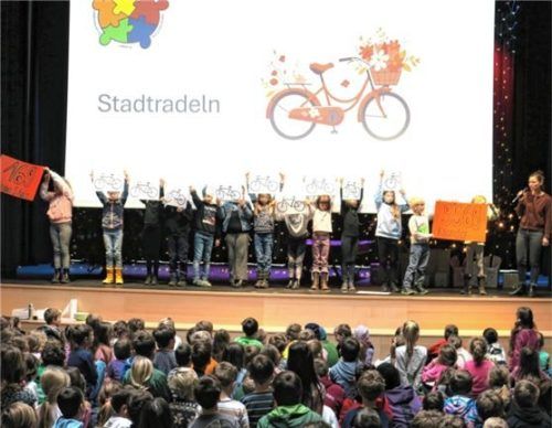 Stolz präsentierten die Teilnehmer des Stadtradelns gemeinsam mit Lehrerin Marlene Lienhardt (rechts) ihre Ergebnisse.