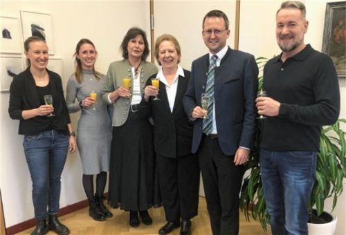 Stoßen auf eine tolle Laufbahn an: (von links) Katharina Ansel, Fachbereichsleitung Planen und Bauen, Monika Niedermaier, Leitung Bauverwaltung, Personalrätin Uschi Eder, die in den Ruhestand verabschiedete Monika Reindl, Bürgermeister Stephan Schlier und Ordnungsamtsleiter Martin Haas.