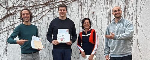 Strahlende Gewinner: (von links) Julian Groß (Einkaufsgutschein), Markus Abend (Hotelaufenthalt), Astrid Steidl von Protegoon und Markus Fritsch.Foto re
