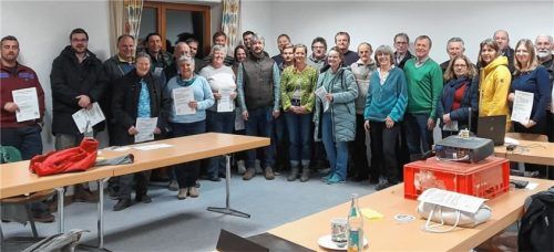Strahlende Teilnehmer beim Honigkurs des Kreisverbands der Rosenheimer Imker.Foto re