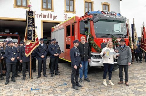 Symbolische Schlüsselübergabe: Zweiter Kommandant Tobias Hofer und Heinrich Hallhuber von der Firma Lentner (vorne links) mit Bürgermeisterin Regina Braun.Foto Böck