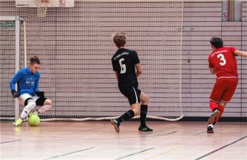 Szene aus dem Vorrundenspiel zwischen dem TSV Schnaitsee (rechts) und dem SV Seeon-Seebruck.Foto Christian Mühlhofer