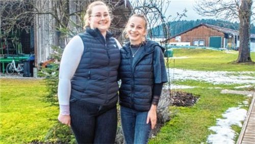 Theresa Gschwendtner und Lena Nieder (von links) sind die jüngste Verstärkung für die Dorfhelferinnen. Foto stache